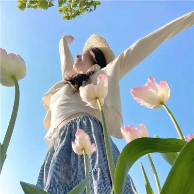 伊莱克特勒滑翔在蓝天